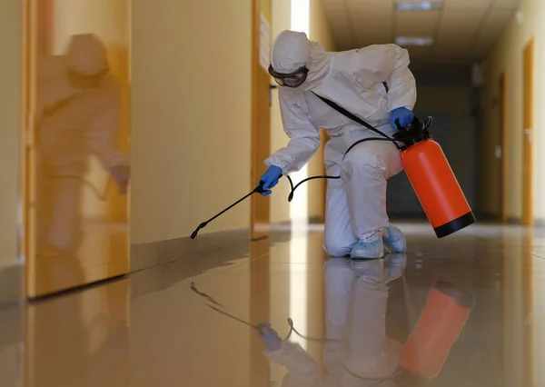 Person Protective Suit Disinfects Office Corridors Prevent Spread Covid Disinfection — Stock Photo, Image