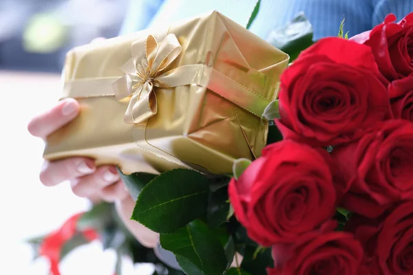 Μπουκέτο Κόκκινα Τριαντάφυλλα Και Χρυσό Κουτί Δώρου Γυναικεία Χέρια Δώρα — Φωτογραφία Αρχείου
