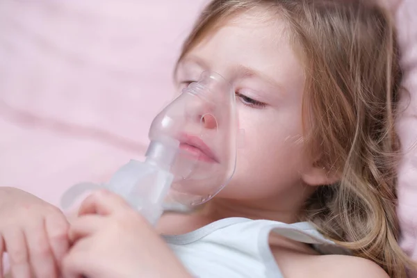 Little Caucasian Girl Makes Inhalation Breathes Special Mask Asthma Attack — Fotografia de Stock