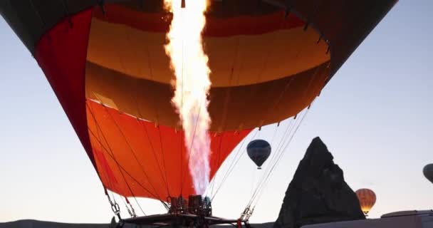 Erős Láng Emelkedő Felfújódó Léggömb Mozgása Hőlégballon Előkészítése Repülési Koncepcióhoz — Stock videók