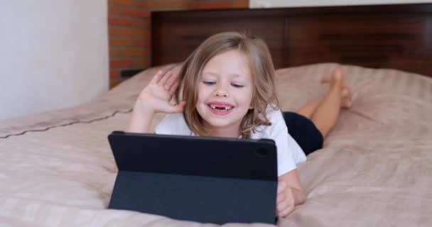 Ευτυχισμένο Χαμογελαστό Κοριτσάκι Χαιρετάει Στην Οθόνη Του Tablet Και Μιλάει — Αρχείο Βίντεο