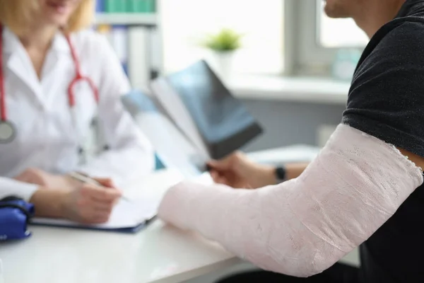 Médico Realiza Consulta Médica Com Paciente Com Elenco Braço Fratura — Fotografia de Stock