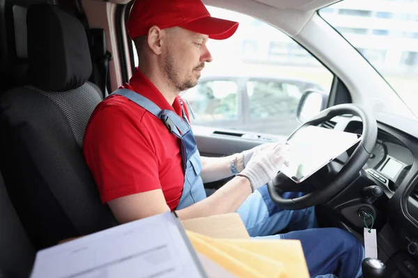 Portrait Courier Driver Using Digital Tablet Sitting Van Delivery Service — ストック写真
