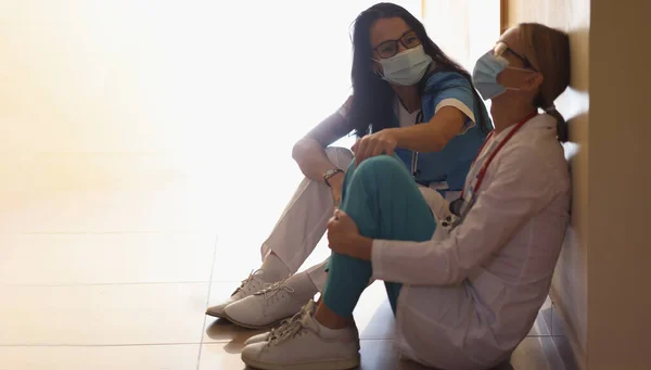 Surgeon Hospital Corridor Communicates Doctor Sitting Floor High Mortality Coronavirus — Stock fotografie