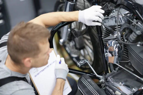 Car Mechanic Inspects Motorcycle Breakdowns Car Repair Shop Motorcycle Maintenance — Stok fotoğraf