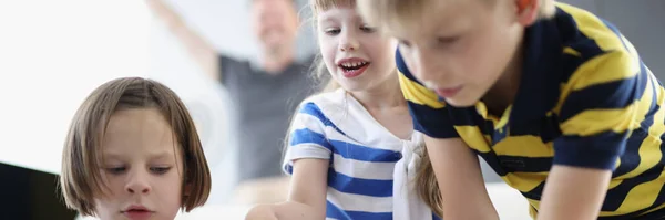 Retrato Niños Amigos Ocupados Con Juego Cartas Mesa Casa Pasatiempo — Foto de Stock