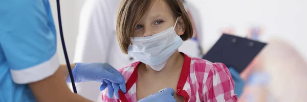 Retrato Niña Siendo Examinada Por Pediatra Médico Con Herramienta Estetoscopio — Foto de Stock