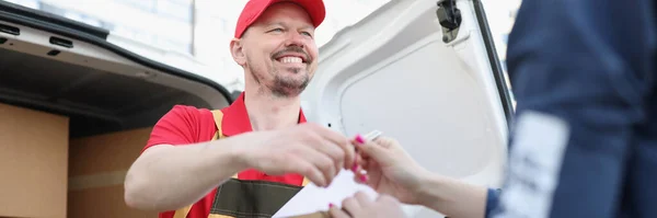 Portret Van Koerier Ontvanger Maken Handel Met Handtekening Document Voor — Stockfoto