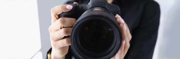 Profesyonel Kadın Fotoğrafçı Yakın Plan Fotoğraf Makinesinin Son Modeli Modellerle — Stok fotoğraf