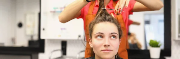 Retrato Cabeleireiro Profissional Segurando Fechadura Cabelo Corte Com Ferramenta Tesoura — Fotografia de Stock