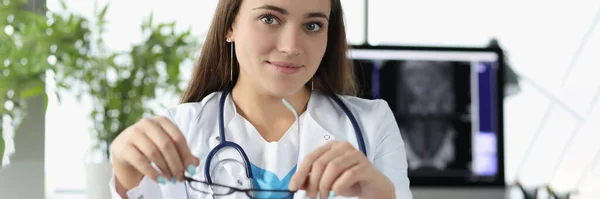 若い女性医師の肖像画は 病院の仕事でオフィスに座っています 予約時に患者を待つインターネットは 聴診器ツールを着用します ヘルスケア ヘルプコンセプト — ストック写真