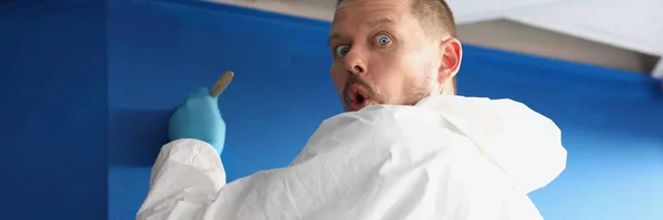 Retrato Trabalhador Masculino Pego Pela Parede Pintura Surpresa Cor Azul — Fotografia de Stock