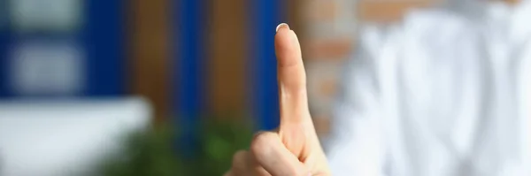 Genç Bir Kadının Işaret Parmağını Göster Sanal Ekran Düğmesine Bas — Stok fotoğraf