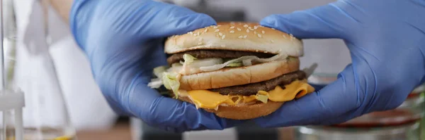 Close Van Een Mannelijke Chemicus Met Een Lekkere Hamburger Hand — Stockfoto