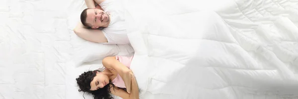 Vista Superior Esposa Marido Felizmente Acostado Cama Ropa Cama Blanca —  Fotos de Stock