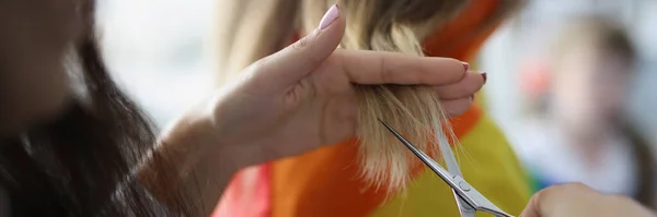 女性手持发锁 用剪刀剪头发的特写镜头 女人在家里帮她的女朋友理发 Lgbt Beauty Image Concept — 图库照片