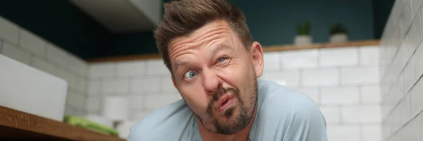 Retrato Homem Com Expressão Facial Engraçada Assento Vaso Sanitário Satisfazer — Fotografia de Stock