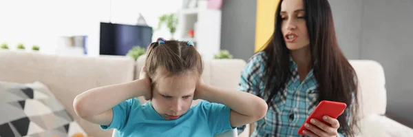 数百万人の母親が子供を叫び子供は手で耳を閉じる 複雑な関係 家族の誤解 親の概念 — ストック写真