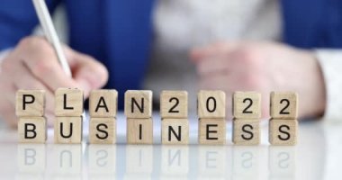 Kişi not alır ve 2022 için bir iş planı hazırlar. Şirketin yapılacaklar listesi ve iş geliştirmesi oluştur