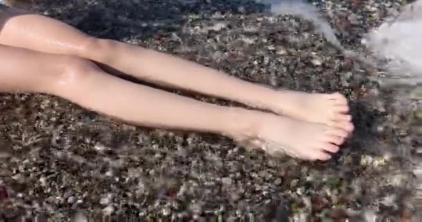 Children Feet Lie Beach Clear Sea Water Enjoying Time Beach — Stock Video