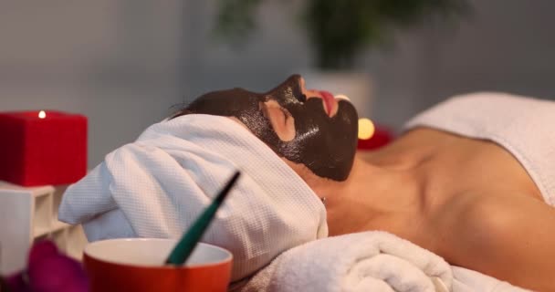 Anwendung Einer Verjüngenden Tonmaske Für Wellness Behandlungen Hautpflege Akne Behandlung — Stockvideo
