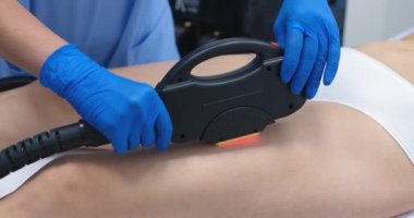 Kuaför salonu profesyonel lazer temizleme konsepti. Bacaklarını yakın plan çekimde kadın lazer çıkarması.