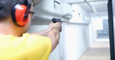 Nişancı yakın mesafeden tabancayla ateş ediyor. Atış talimi ve atış talimi