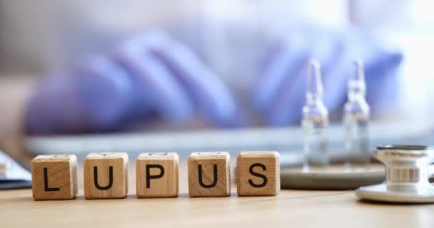 Dokter Met Ampullen Lupus Vaccin Vaccinatie Voor Systemisch Lupus Erythematosus — Stockvideo