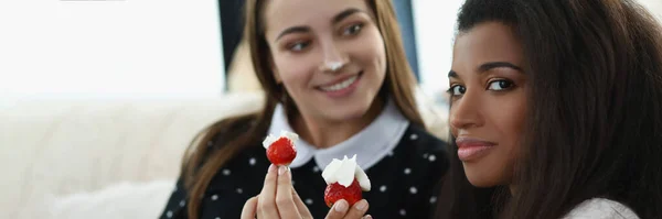 Porträt Lächelnder Hübscher Frauen Die Leckere Frische Erdbeerfrüchte Mit Schlagsahne — Stockfoto
