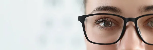 Närbild Kvinnligt Ansikte Kvinnliga Slitage Glasögon För Bättre Syn Med — Stockfoto