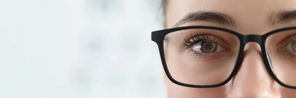 Primer Plano Cara Mujer Gafas Uso Femenino Para Una Mejor — Foto de Stock