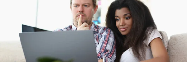 Porträtt Medelålders Man Och Latinamerikansk Kvinna Titta Imponerande Film Nätet — Stockfoto