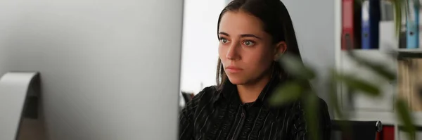 Retrato Joven Trabajador Oficina Mirando Pantalla Computadora Buscar Información Línea — Foto de Stock