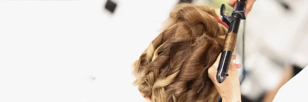 Primer Plano Mujer Rubia Cita Con Peluquería Consigue Peinado Rizado — Foto de Stock