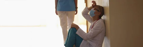 Bajo Ángulo Exhalación Del Cirujano Femenino Después Una Larga Operación —  Fotos de Stock