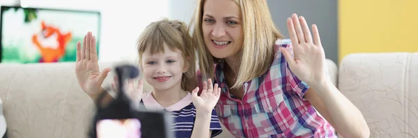 Porträtt Mor Och Dotter Vinka Hej Video Videokamera Satt Stativ — Stockfoto