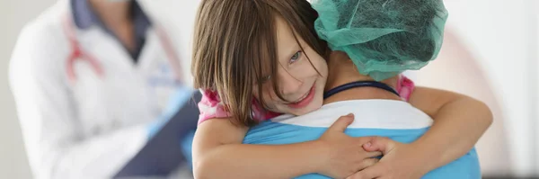 Retrato Niña Subió Las Manos Trabajador Médico Para Agradecer Por —  Fotos de Stock