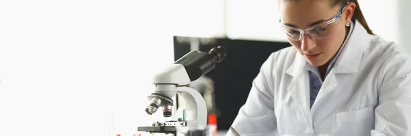 Retrato Trabalhador Químico Concentrado Escrever Pensamentos Sobre Projeto Investigação Laboratório — Fotografia de Stock