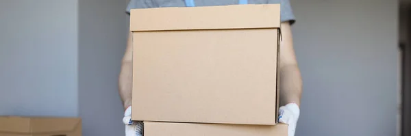 Gros Plan Aide Transportent Lourdes Boîtes Carton Avec Les Biens — Photo