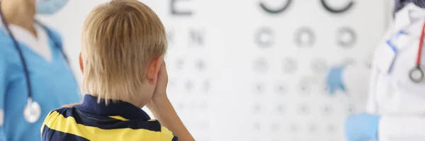 Retrato Menino Nomeação Escritório Oculista Verifique Vista Fechando Olhos Dizer — Fotografia de Stock