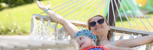 Portrait Happy Mother Daughter Lay Hammock Shadow Enjoy Life Vacation — 스톡 사진