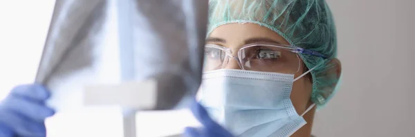 Portrait Female Doctor Examine Ray Scan Light Patients Lungs Diagnostic — Stock fotografie