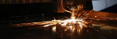 Kesme makinesine yakın çekim, metal plaka, makine kafasından kıvılcımlar, metal işleme lazer metali. Üretim, üretim, fabrika konsepti