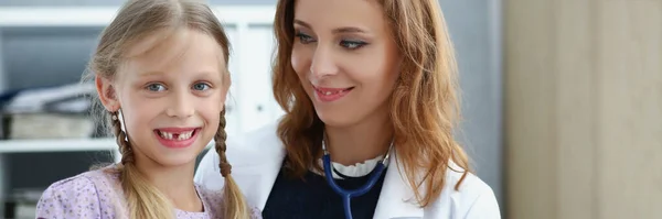 Portret Uśmiechniętego Profesjonalnego Pediatry Pozującego Uroczą Dziewczynką Umówione Spotkanie Lekarz — Zdjęcie stockowe