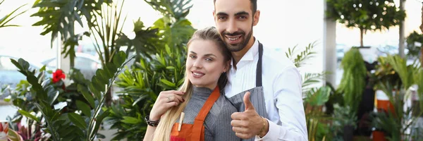 Portret Van Jonge Mannelijke Vrouwelijke Consultants Werken Bloemenwinkel Verkopen Indoor — Stockfoto