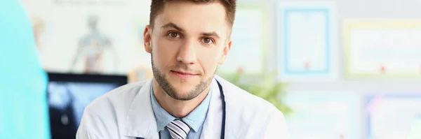 Retrato Jovem Trabalhador Médico Atraente Uniforme Branco Espere Paciente Para — Fotografia de Stock