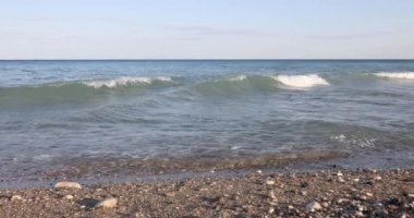 Güzel deniz manzarası, boş çakıl taşı plajı, sinematografi. Okyanusun temiz kıyıları, ekoloji