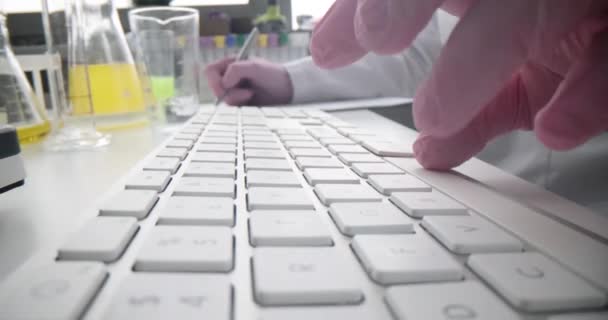 Mãos Tecnólogo Laboratório Estão Digitando Teclado Computador Close Análise Técnica — Vídeo de Stock