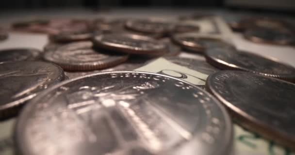 Las Monedas Plata Yacen Billetes Papel Cerca Cámara Lenta Inversión — Vídeo de stock