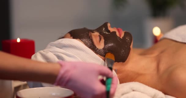 Kosmetyczka Salonie Nakłada Maskę Czekoladową Twarz Kobiety Zbliżenie Zabiegi Kosmetyczne — Wideo stockowe
